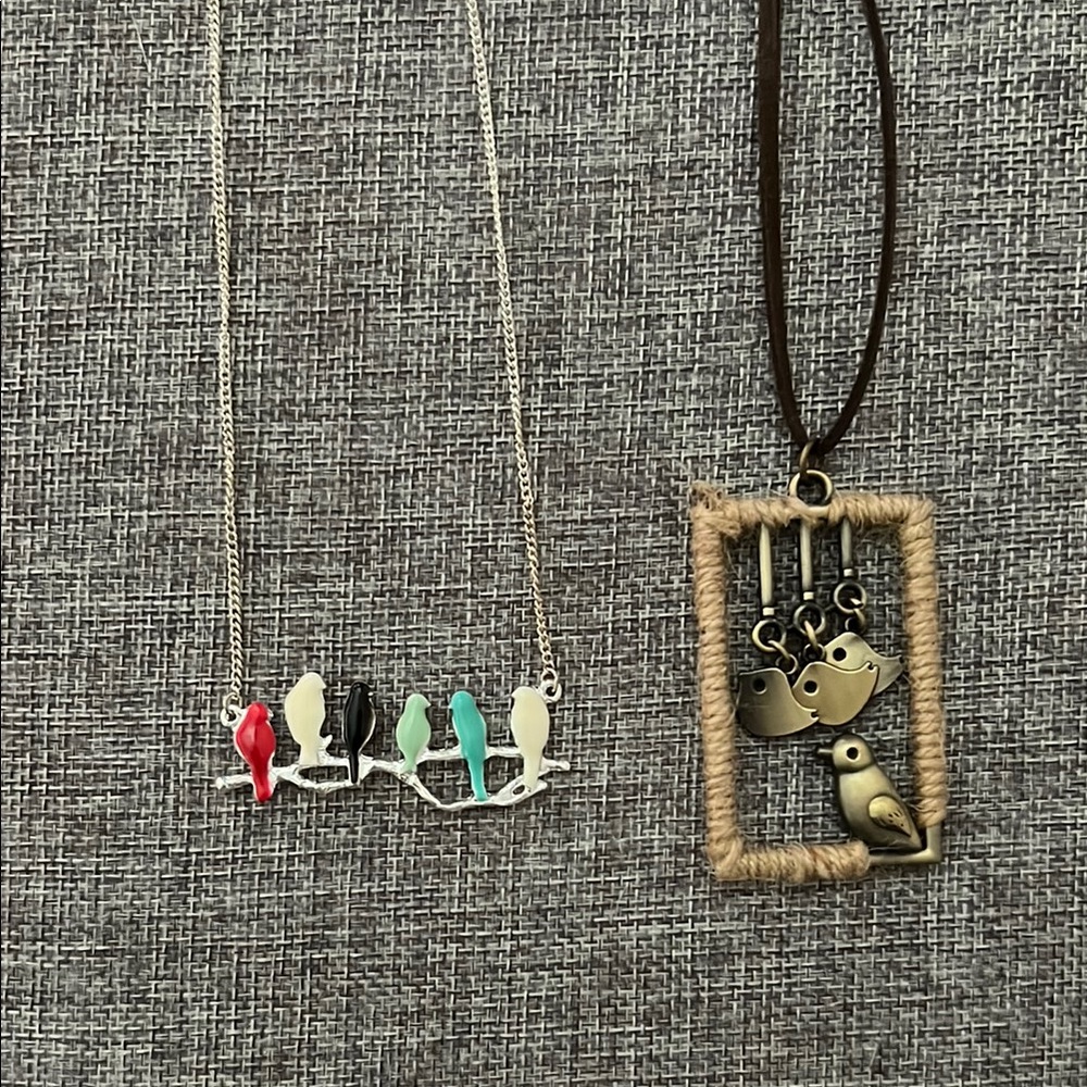 Bird Pendant Necklace Set - Multicolor EUC